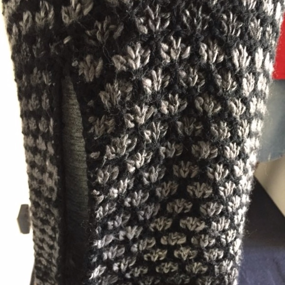 BCBG Sweater/Poncho 72%Arcylic 28% Wool - Picture 4 of 6